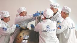 Los expertos abren la cápsula de reentrada de la sonda lunar Chang’e-6 en la Academia de Tecnología Espacial de China en Beijing el 26 de junio. JIN LIWANG / XINHUA