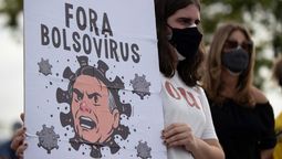 Miles de estudiantes y partidos políticos de Brasil salieron a protestar contra el presidente Jair Bolsonaro, cuestionando su política sanitaria contra el Covid-19