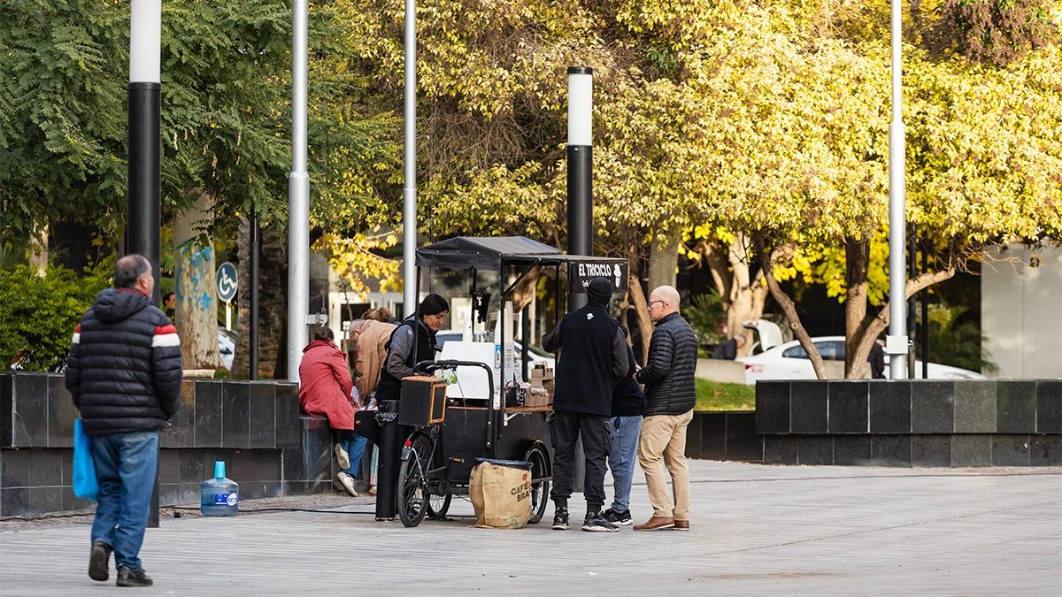Los cafeteros de las calles mendocinas son los más requeridos en estos días, debido a las bajas temperaturas de este otoño. Los cafeteros de las calles mendocinas son los más requeridos en estos días, debido a las bajas temperaturas de este otoño.
