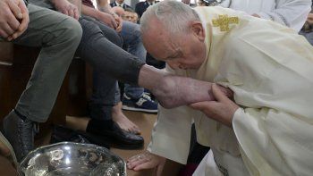 Francisco lavó los pies de 12 presos en una cárcel de las afueras de Roma