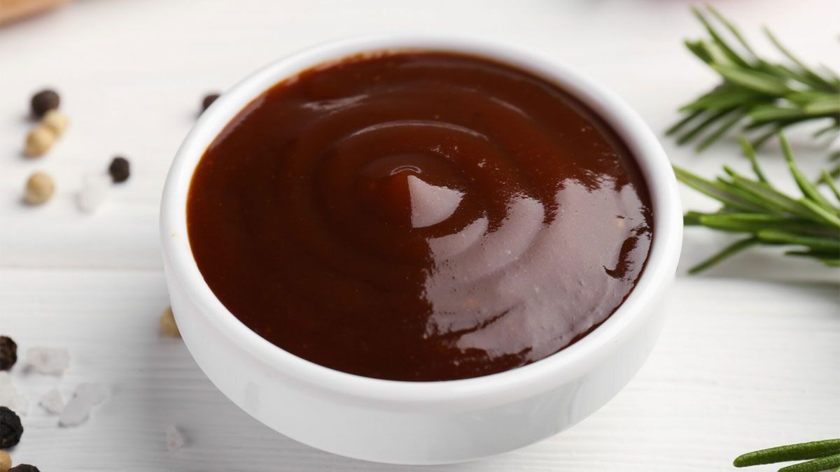Cómo hacer salsa BBQ casera: la receta con un toque ahumado que realza el sabor de las comidas