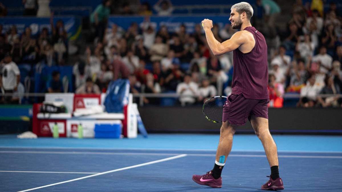 Carlos Alcaraz celebra su triunfo ante Casper Ruud y el pase a su 10ª final del años -9ª consecutiva- donde definirá el ATP de Tokio con Taylor Fritz.