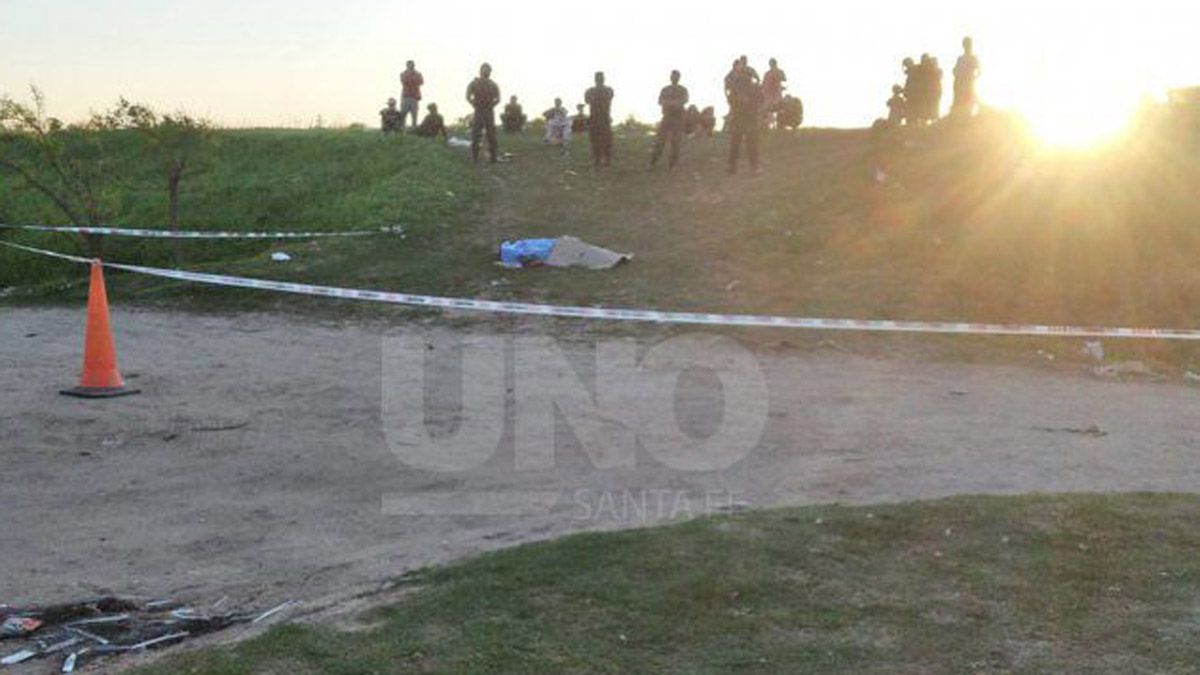 El joven fue atacado en un pareje costero de La Gusrdia, Santa Fe ,y presentaba dos disparos de arma de fuego en el cráneo y uno en el pecho. Es el homicidio número 59 en lo que va del año.