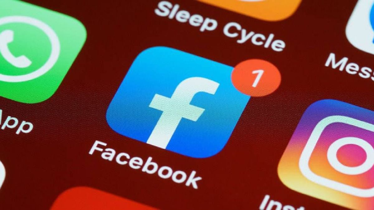 La caída de la red social Facebook provocó que las acciones de la empresa en la Bolsa de Nueva York se desplomara casi un 5% causándole una multimillonaria pérdida en la fortuna de su propietario