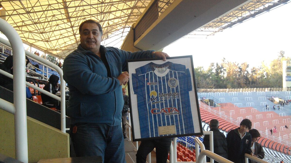 José Errico en unos de los partidos que fue reconocido por su trayectoria.
