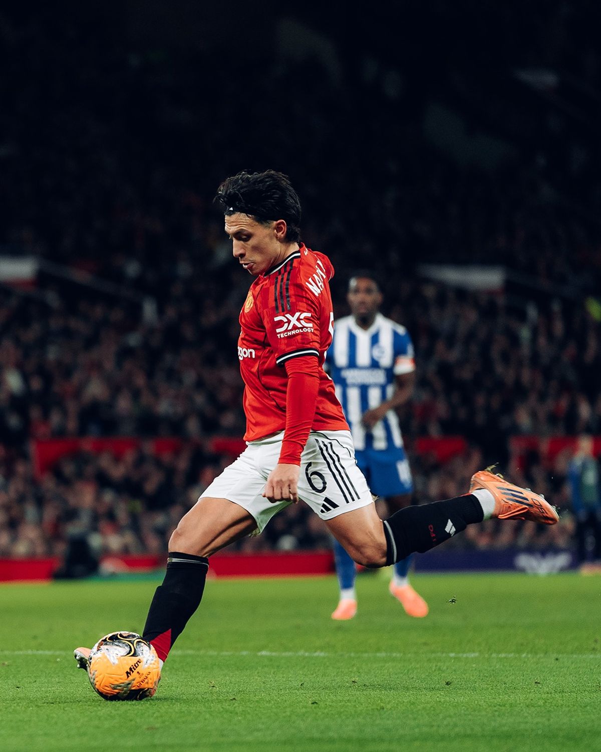 Lisandro Mart&iacute;nez no pudo evitar la ca&iacute;da del Manchester United en la FA Cup.