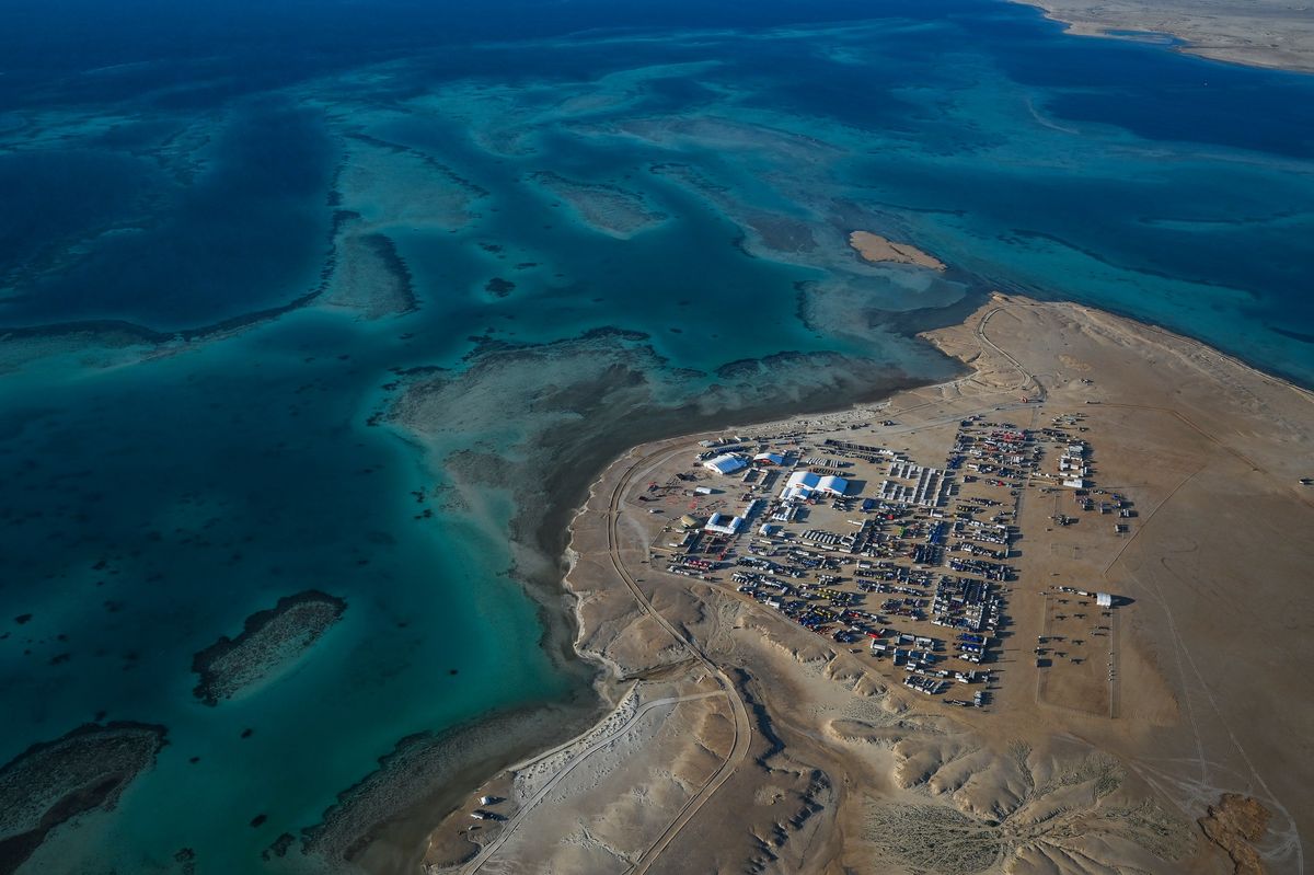 Una vista aérea del bivuac junto al Mar Rojo