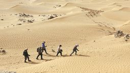 Miembros del equipo de investigación del cuarto censo nacional de reliquias culturales de China caminan por el desierto de Taklamakan, el más grande del país, ubicado en la región autónoma uygur de Xinjiang. ZOU HONG / CHINA DAILY
