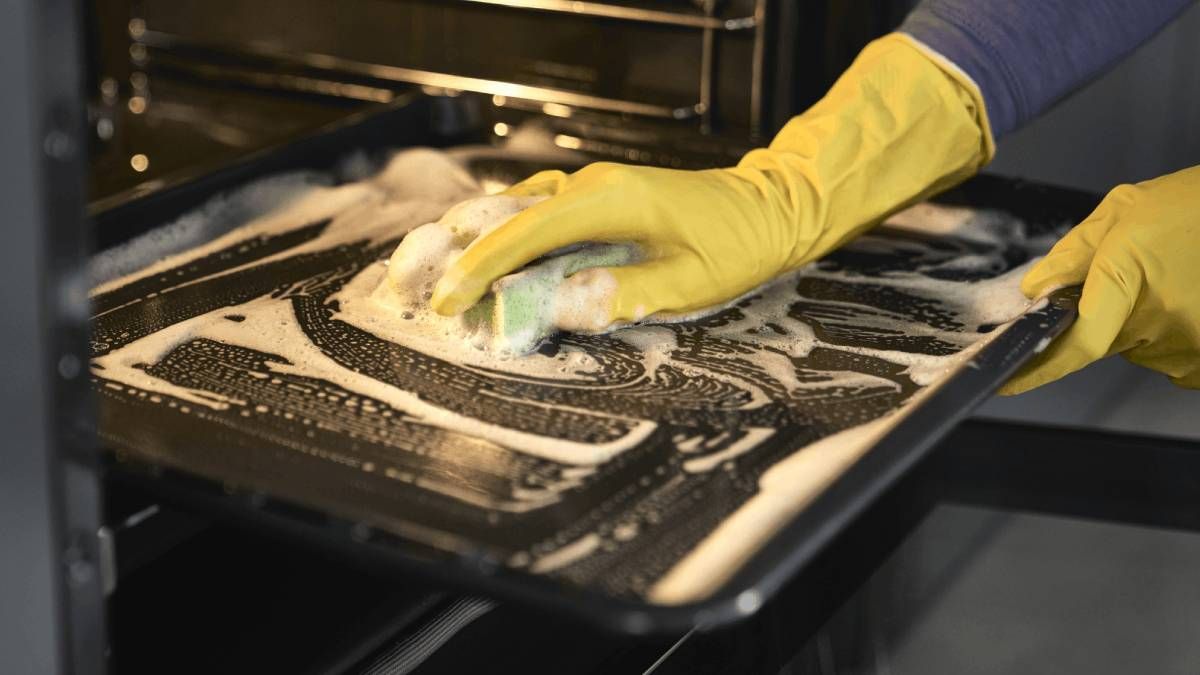 3 trucos caseros para limpiar la bandeja del horno y dejarla reluciente
