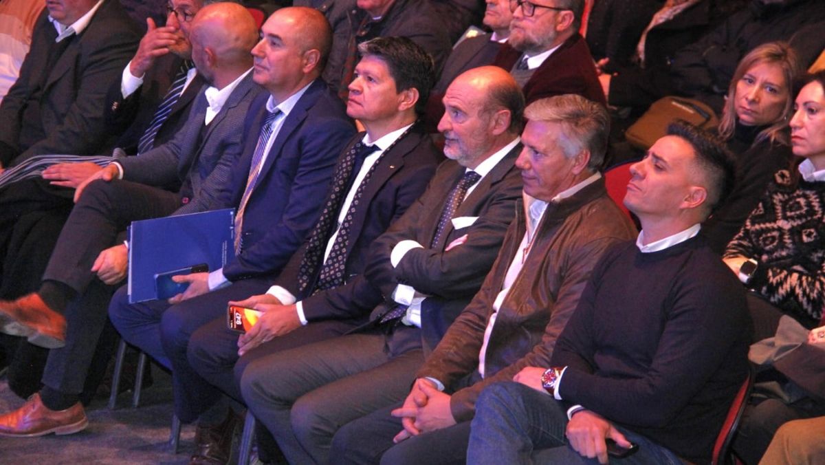 Vargas Arizu durante el foro agroindustrial que se inició este miércoles. Cerca, el intendente de Guaymallén, Marcos Calvente (UCR). Vargas Arizu durante el foro agroindustrial que se inició este miércoles. Cerca, el intendente de Guaymallén, Marcos Calvente (UCR).