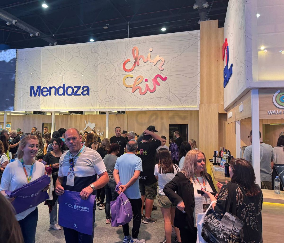 El stand de Mendoza ocupó unos 400 metros cubiertos en la Feria Internacional del Turismo 2024 que finalizó el martes en La Rural porteña. El stand de Mendoza ocupó unos 400 metros cubiertos en la Feria Internacional del Turismo 2024 que finalizó el martes en La Rural porteña.