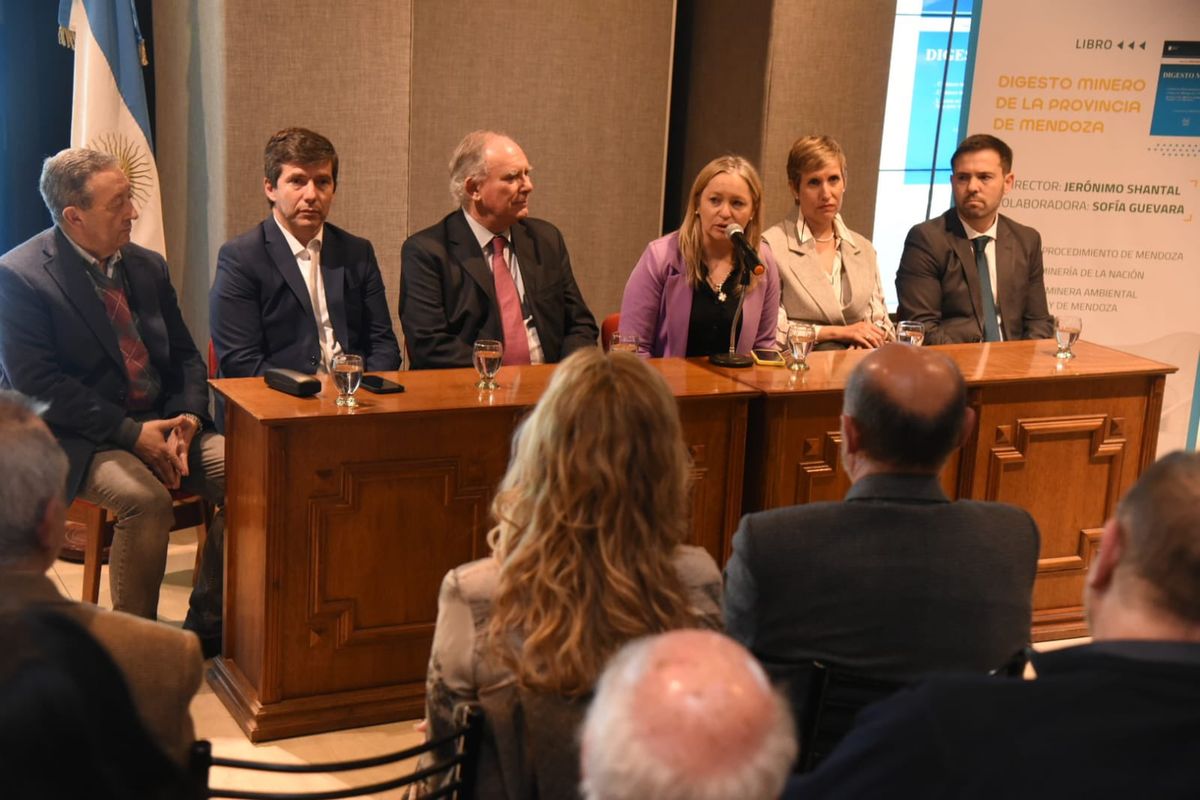 De derecha a izquierda: Celso Jaque (intendente de Malargüe); Andrés Lombardi (presidente de la Cámara de Diputados); Luis Lucero (secretario de Minería de la Nación); Hebe Casado (vicegobernadora de Mendoza); Jimena Latorre (ministra de Energía y Ambiente) y Jerónimo Shantal, director de Minería.