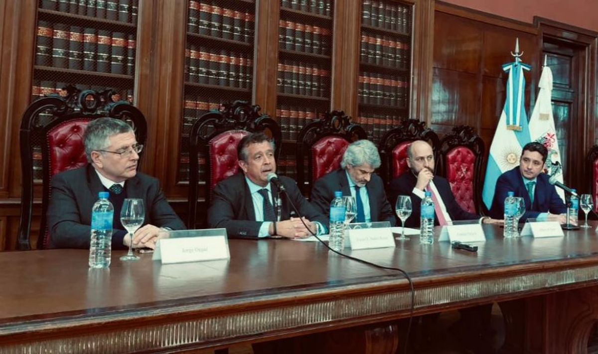 Jorge Orgaz; Víctor Ibañez; el decano de Derecho de la UBA, Leandro Vergara, Alberto Spota (h)&nbsp; y Leandro Martínez (profesor de Derecho Constitucional&nbsp; de la UBA y presidente de Eudeba).