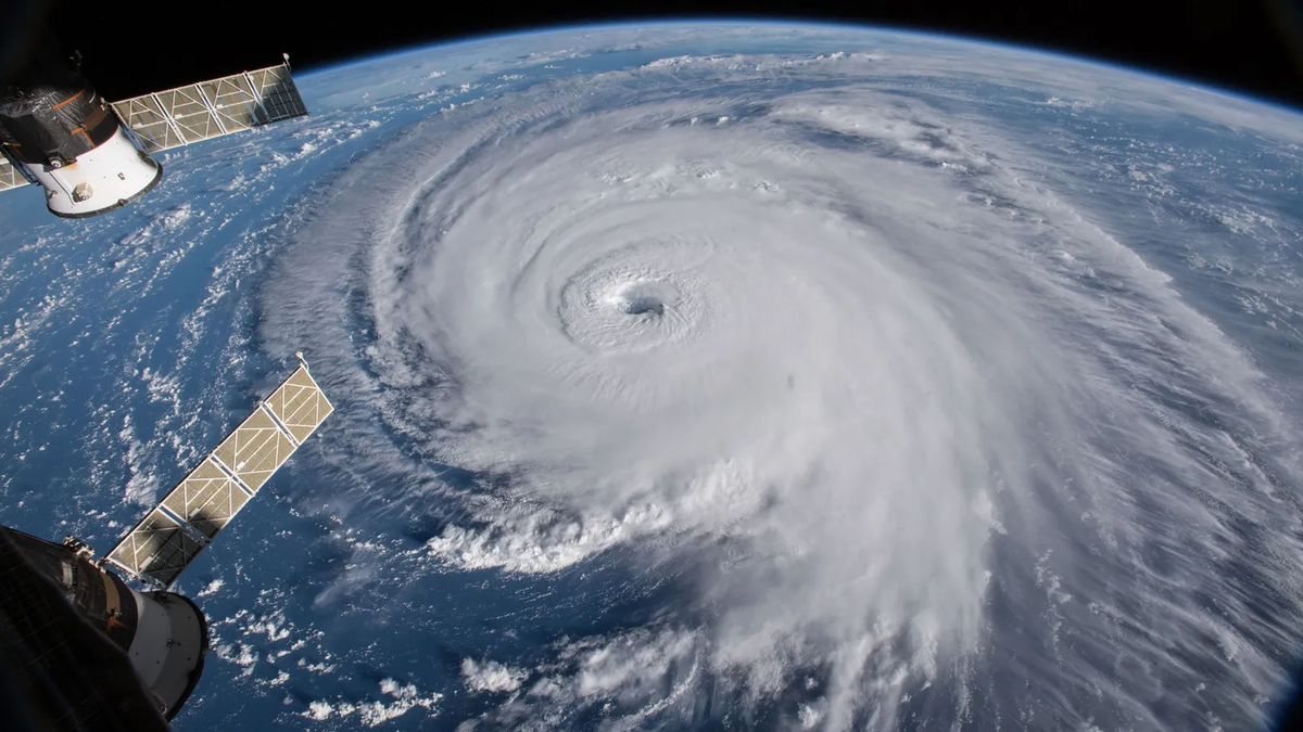 0La energía de los ciclones tropicales proviene esencialmente del calor y la humedad que transfiere el océano al aire