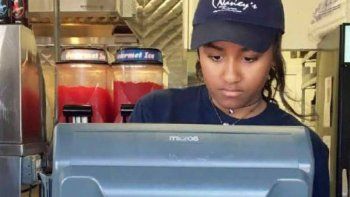 A los 15 años, la hija menor de Obama es cajera en un restaurante