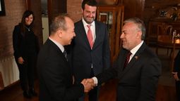 El saludo entre el embajador de China en Argentina, Wang Wei, y el gobernador Alfredo Cornejo en la residencia oficial.