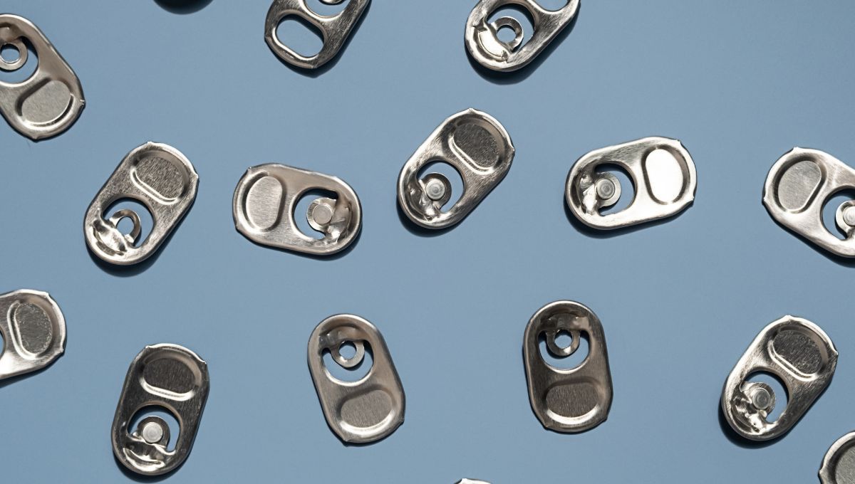 Usando un par de anillas o chapitas de latas, crea hermosos y divertidos aros