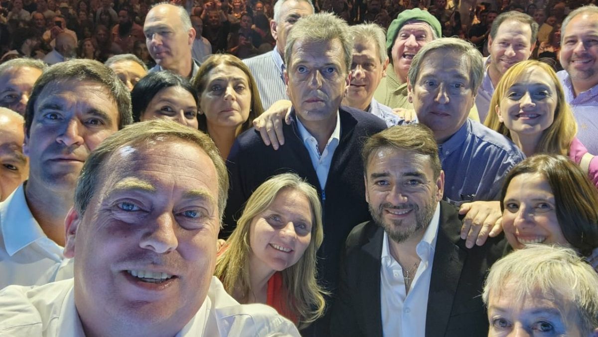 Sergio Massa junto a sus aliados mendocinos. Sergio Massa junto a sus aliados mendocinos. 