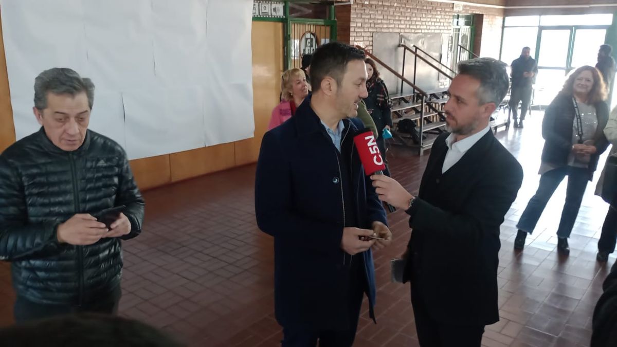 Periodistas locales y nacionales fueron a entrevistar al precandidato a Vicepresidente, Luis Petri, a la escuela de San Martín en la que votaba. Periodistas locales y nacionales fueron a entrevistar al precandidato a Vicepresidente, Luis Petri, a la escuela de San Martín en la que votaba.