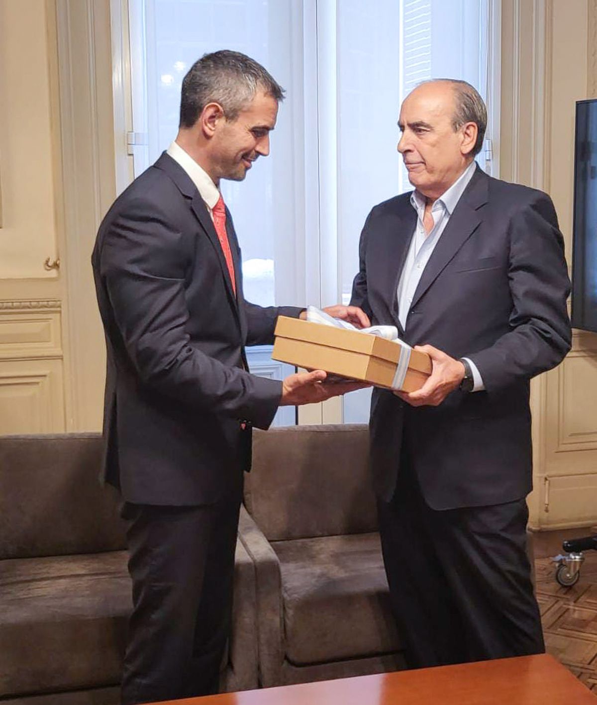 El ministro Guillermo Francos le entrega el proyecto de ley al presidente de la Cámara de Diputados, Martín Menem. El ministro Guillermo Francos le entrega el proyecto de ley al presidente de la Cámara de Diputados, Martín Menem.