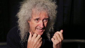 Brian May protesta por caza de delfines en Japón