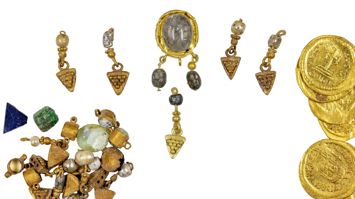 También hallaron joyas de mucha importancia para la arqueología. También hallaron joyas de mucha importancia para la arqueología.