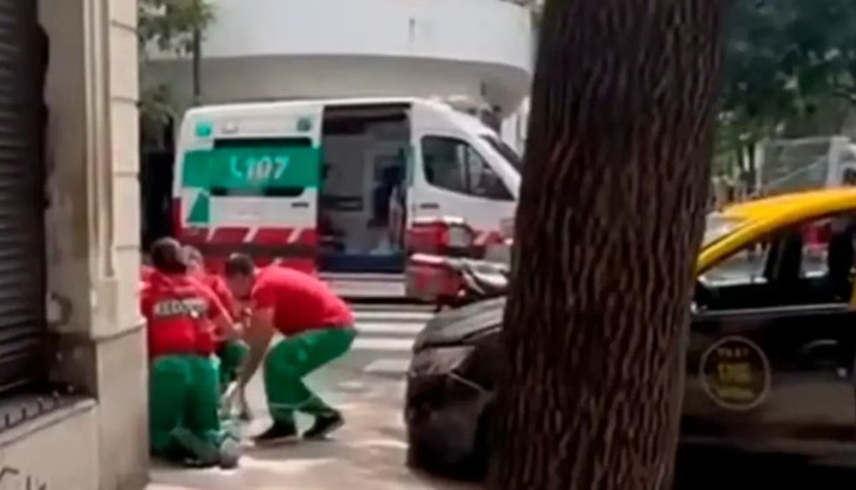 Momento en que es asistido el militante kirchnerista que falleció.