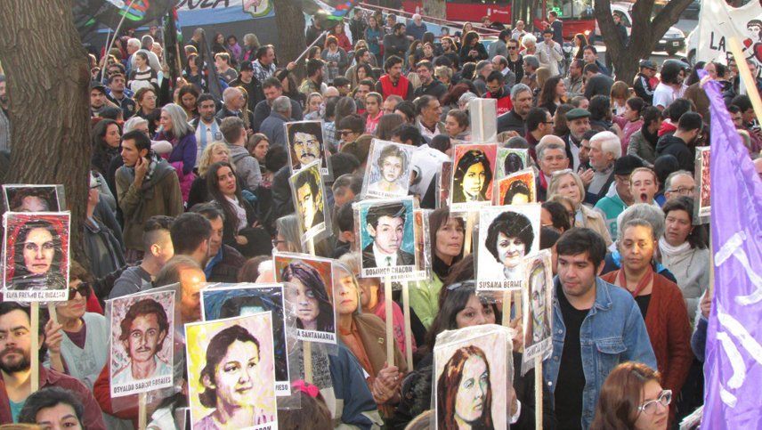 En las sentencias de los juicios de lesa humanidad se congrega mucha gente en la zona de Tribunales Federales.