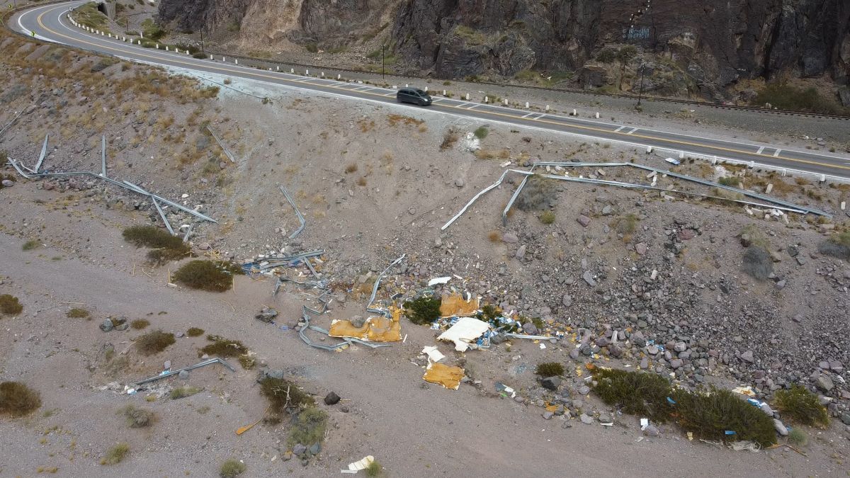 Restos de un vuelco sobre el barranco, en Polvaredas. Restos de un vuelco sobre el barranco, en Polvaredas.