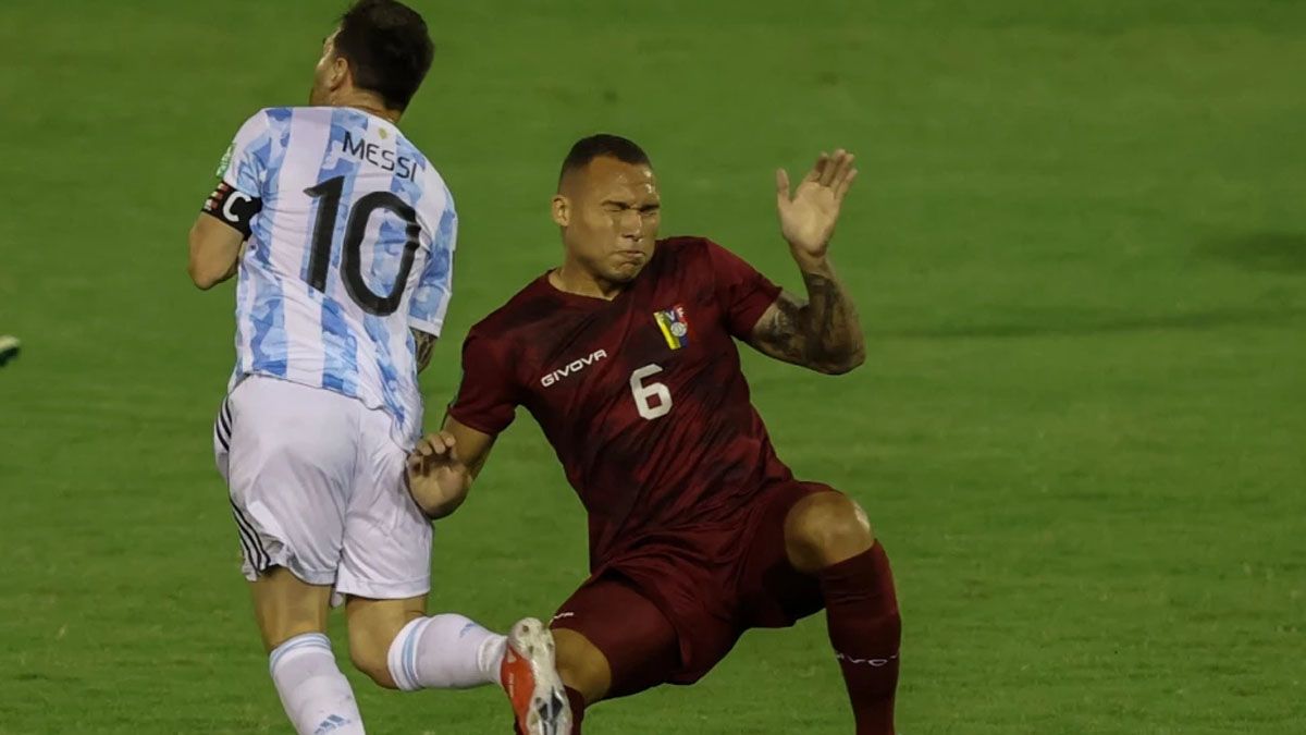 Le pegó una brutal patada a Messi e hizo un posteo