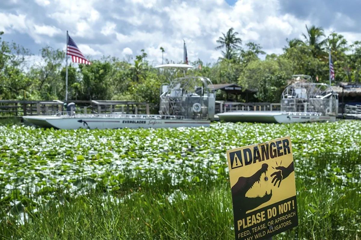 Un barco estadounidense cerca del centro de detención de migrantes Alligator Alcatraz en Florida