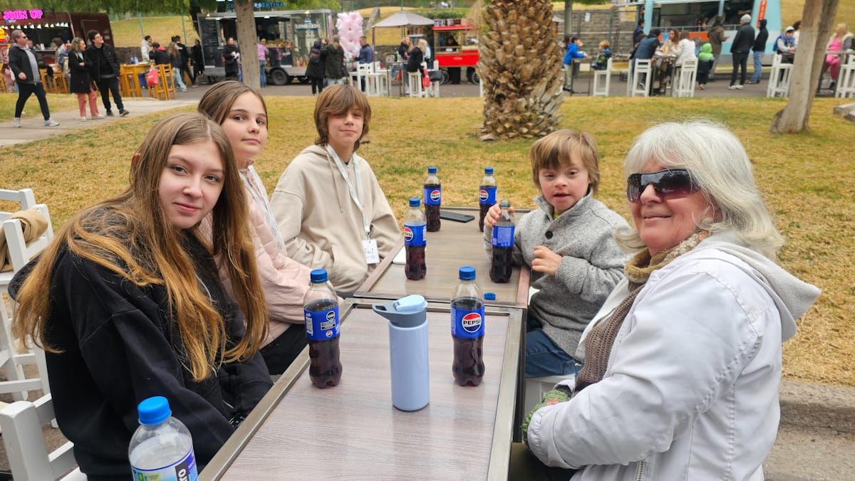 La abuela Celia Brania junto a sus nietos Sol (15), Felipe (12) y Nico (8), junto a una amiguita de la familia; Jacinta (11) en los foodtrucks de Dalvian La abuela Celia Brania junto a sus nietos Sol (15), Felipe (12) y Nico (8), junto a una amiguita de la familia; Jacinta (11) en los foodtrucks de Dalvian