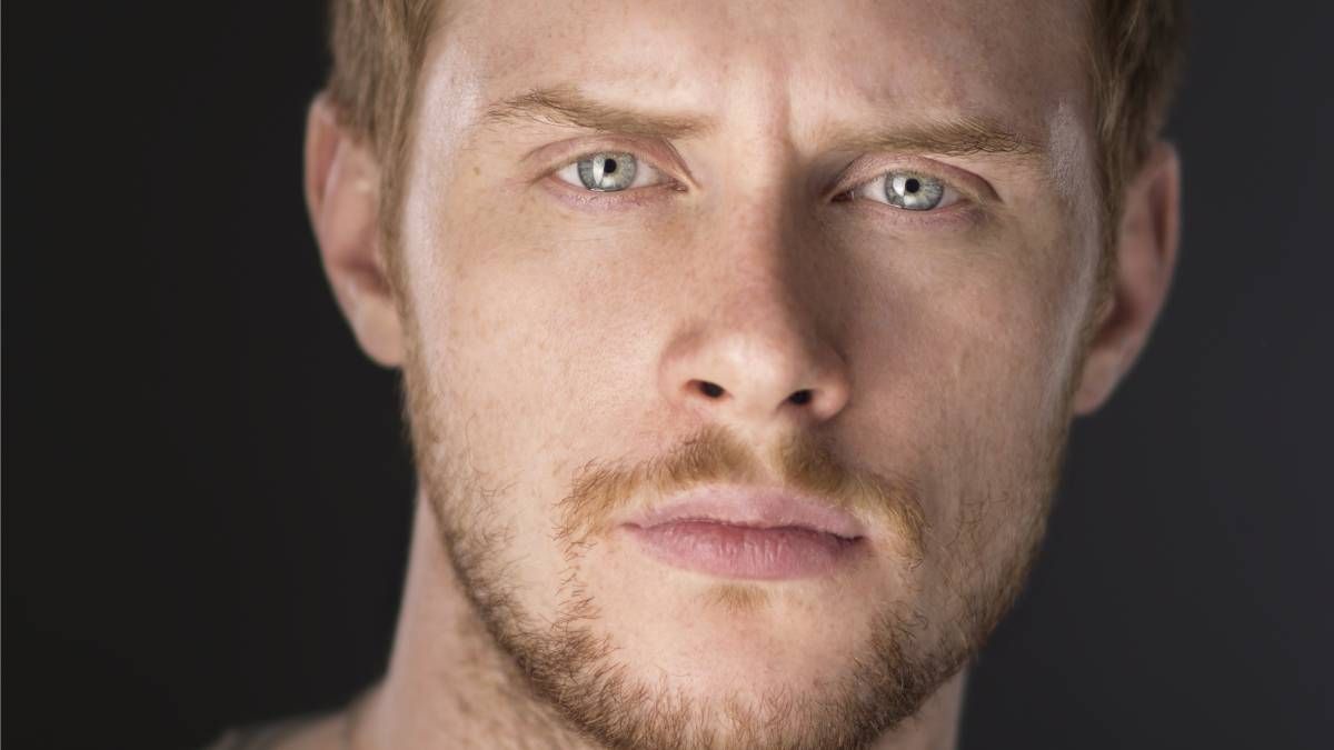 Max Parker, protagonista de Sangre, sexo y realeza, la miniserie de Netflix.