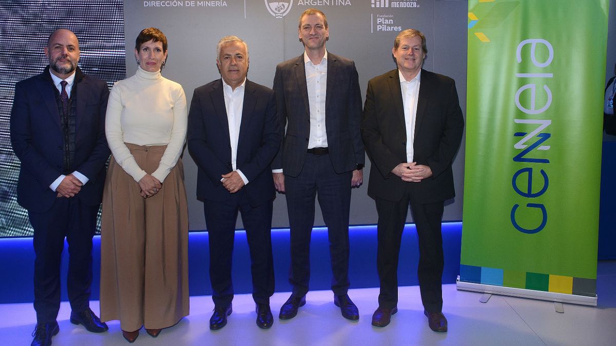Alfredo Cornejo junto a la ministra Jimena Latorre y directivos de Genneia. Alfredo Cornejo junto a la ministra Jimena Latorre y directivos de Genneia.