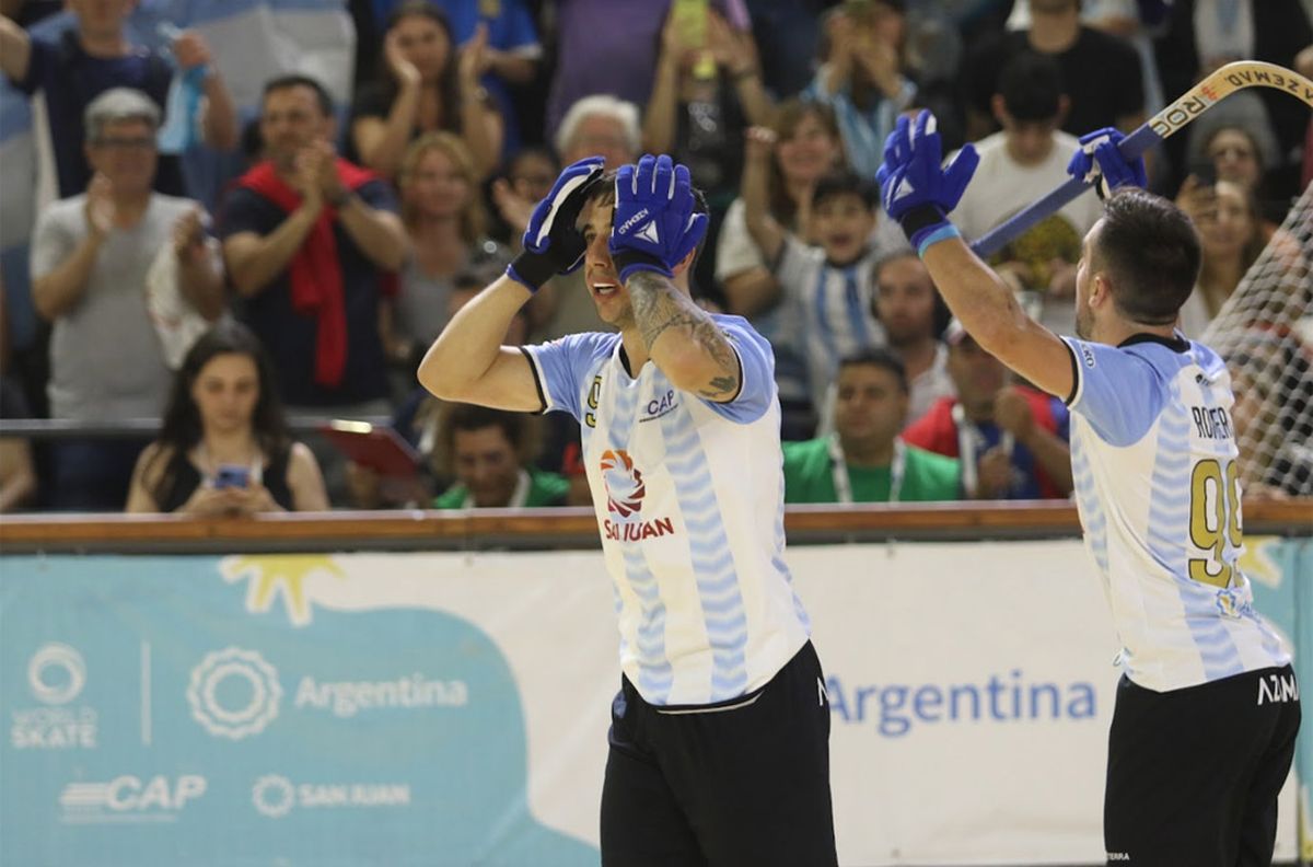 Argentina celebra una de las cuatro conquistas ante Italia, en el Aldo Cantoni de San Juan.