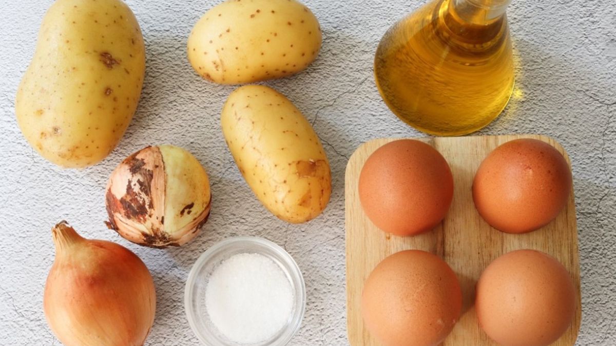 Los ingredientes para preparar la tortilla de papas son económicos y siempre están al alcance de la mano Los ingredientes para preparar la tortilla de papas son económicos y siempre están al alcance de la mano