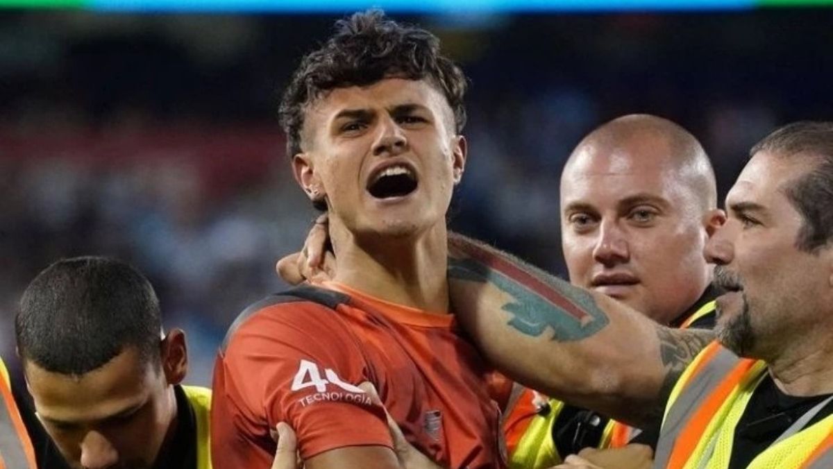 Leiva sacado, a segundos de haberse acercado a su ídolo.