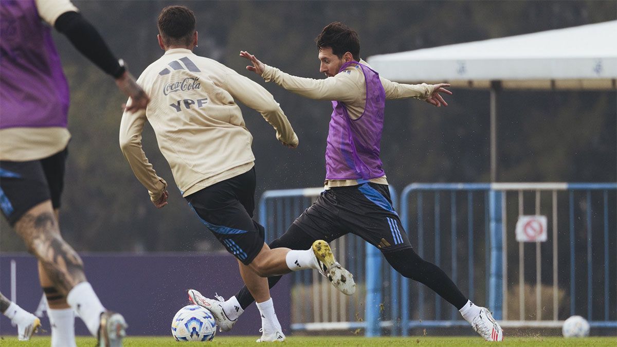 Lionel Messi está en plena acción.
