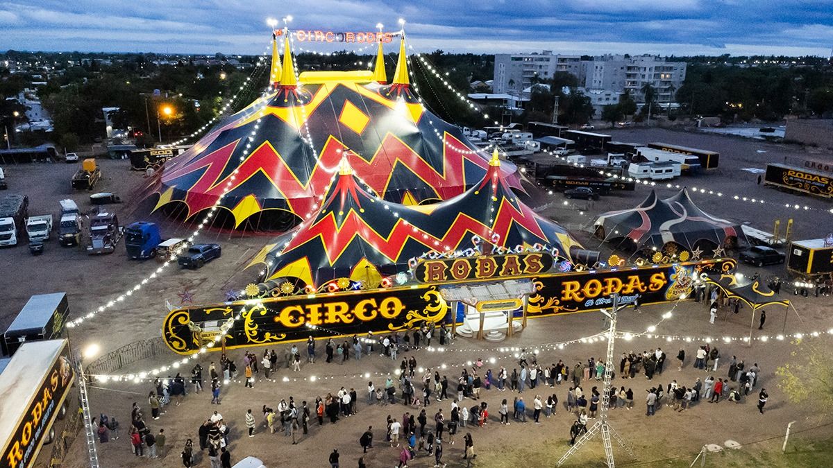 El Circo Rodas hace temporada de verano en Mendoza. El Circo Rodas hace temporada de verano en Mendoza.