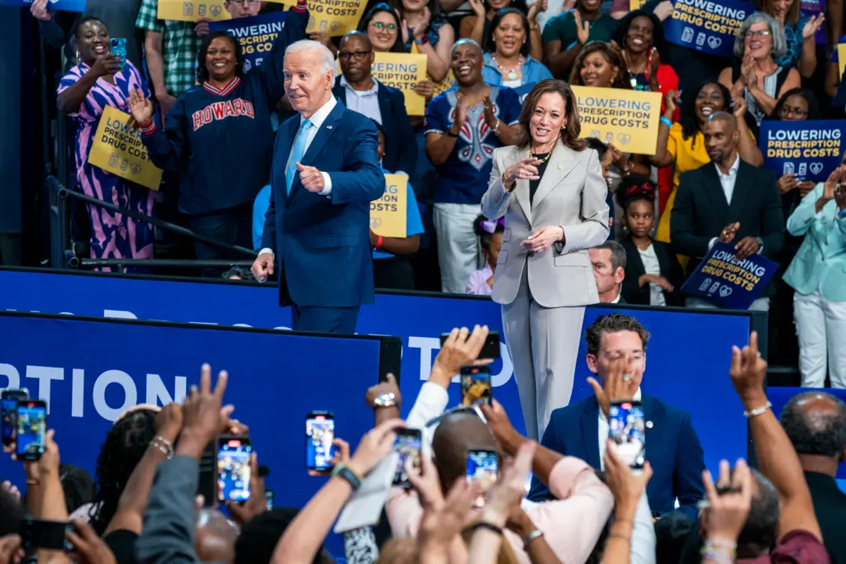 Tanto Kamala Harris como Joe Biden se dispensaron elogios y mostraron una exhibición de unidad que deja atrás la tormenta política que sacudió al partido el mes pasado. Tanto Kamala Harris como Joe Biden se dispensaron elogios y mostraron una exhibición de unidad que deja atrás la tormenta política que sacudió al partido el mes pasado.