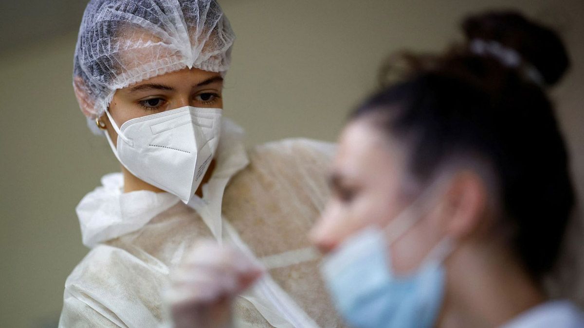 Ante el aumento de muertes por Covid-19, desde la Organización Mundial de la Salud recomendaron completar la vacunación, y continuar con el uso del tapabocas en espacios cerrados