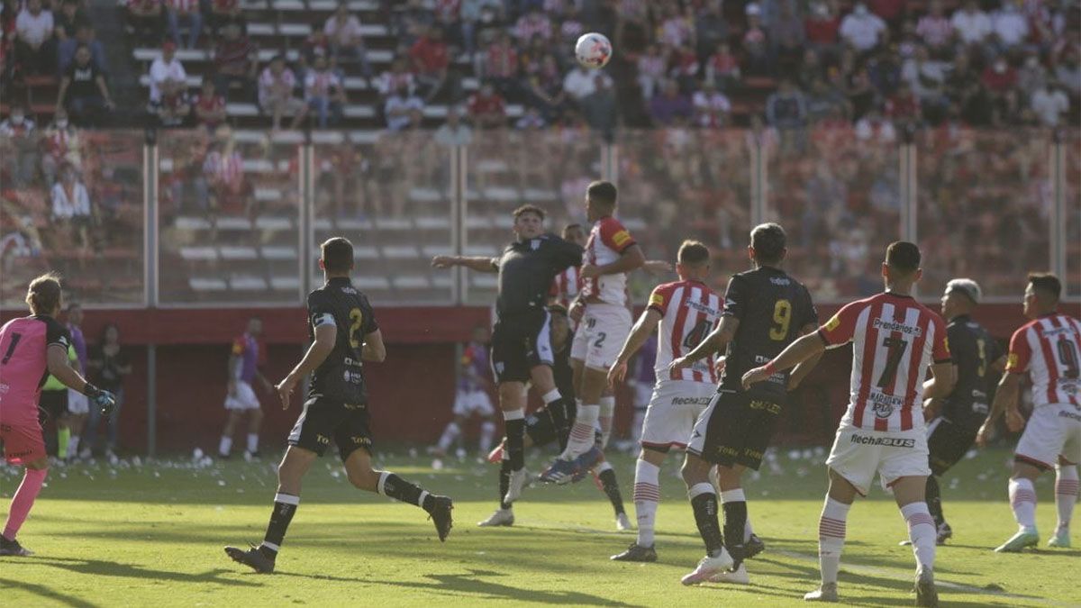 Gimnasia sufrió una dura caída ante San Martín de Tucumán