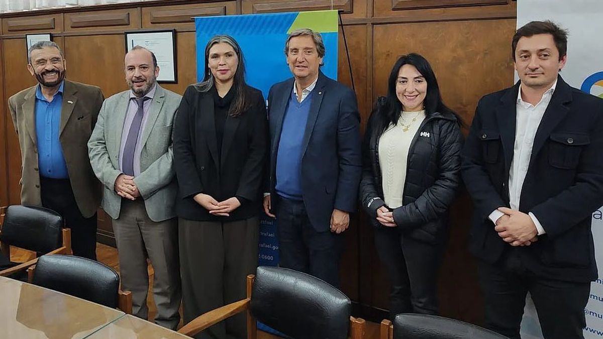 El intendente Emir Félix participó de un encuentro con la embajadora de Chile en Argentina, Bárbara Figueroa (vestida toda de negro) y con autoridades de la Región del Maule. El intendente Emir Félix participó de un encuentro con la embajadora de Chile en Argentina, Bárbara Figueroa (vestida toda de negro) y con autoridades de la Región del Maule.