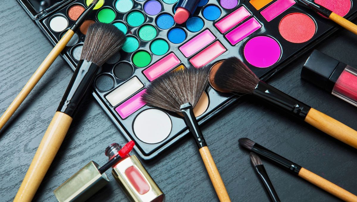 Es importante revisar el vencimiento del maquillaje y mantener los envases siempre limpios. Es importante revisar el vencimiento del maquillaje y mantener los envases siempre limpios.