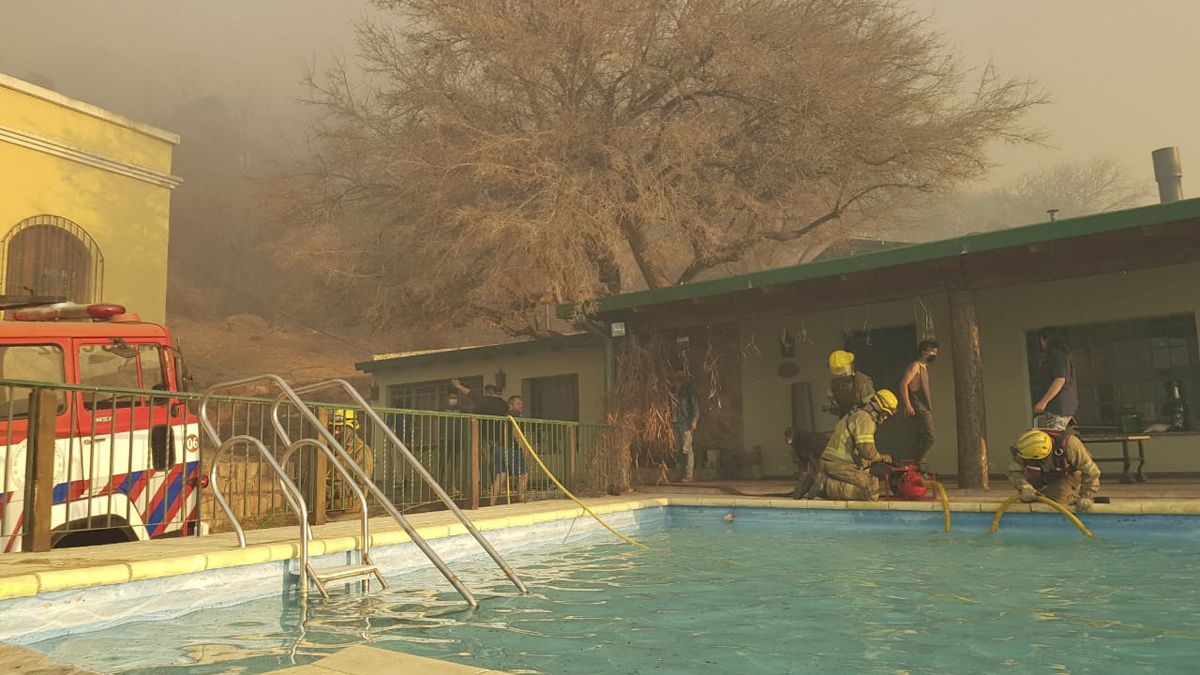 Las piscinas de las casas que están en las Sierras cordobesas, sirven como reservorio de agua para combatir el fuego. 