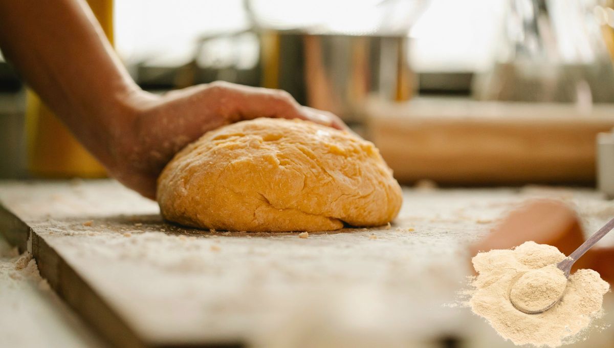 Aquí vemos a una persona amasando una pizza, cuyo ingrediente secreto es levadura Aquí vemos a una persona amasando una pizza, cuyo ingrediente secreto es levadura