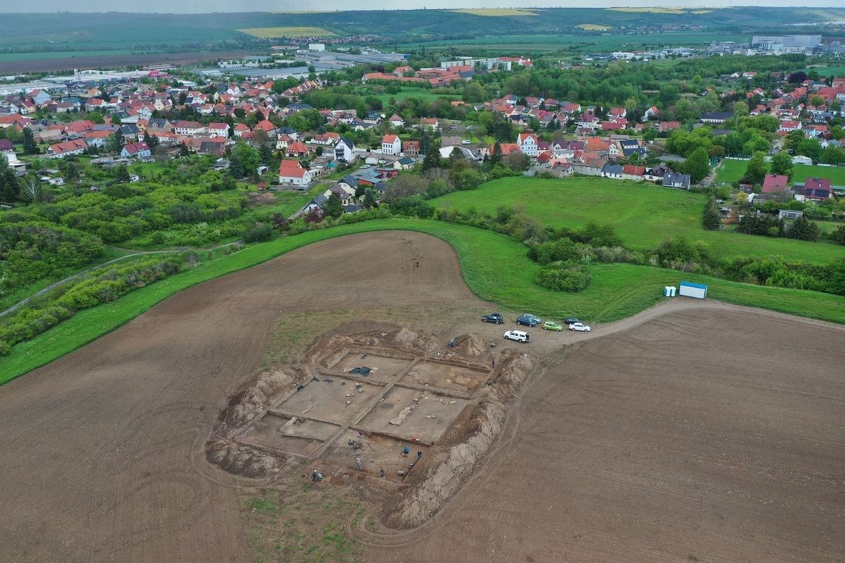 Se localizaron alrededor de 1000 artefactos medievales y m&aacute;s de 50 tumbas bajo una capilla del Siglo XII.