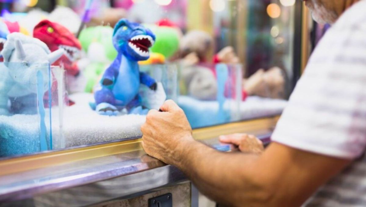 El truco para agarrar un peluche en las máquinas y ganar sin perder plata: el paso a paso
