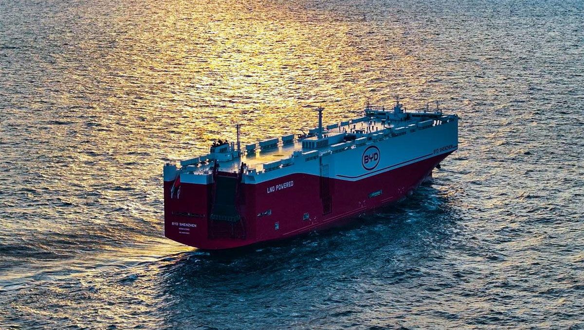 El imponente barco puede transportar 7 mil vehículos.