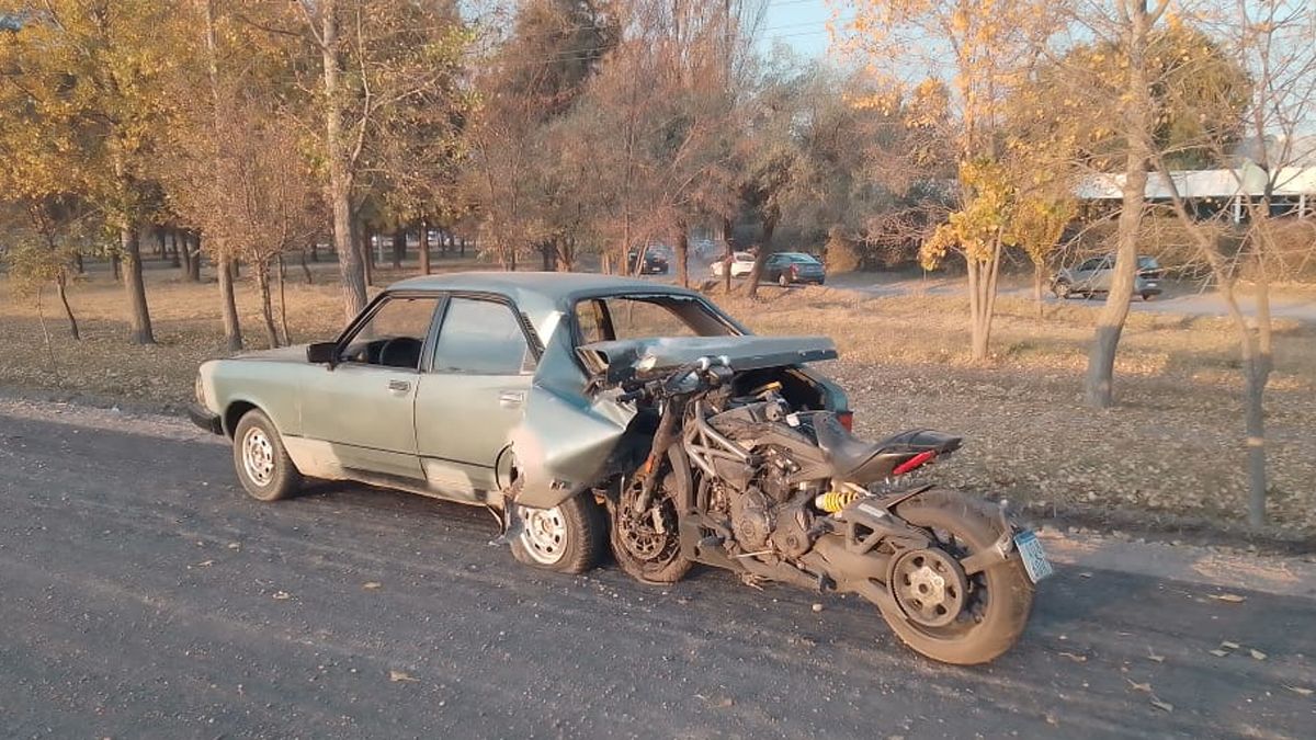 Así quedó la Ducati luego de chocar contra un Dodge 1.500, en Luján.